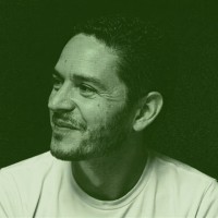 A headshot of Oscar Giraldo