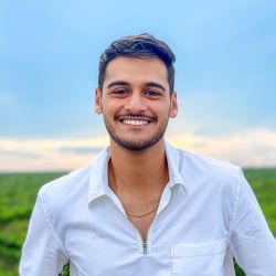 A headshot of Rushil Vora