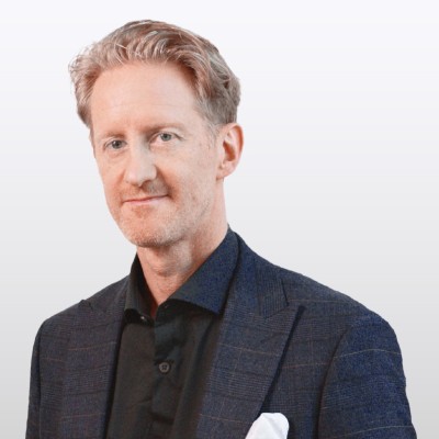 A headshot of Simon Harrison